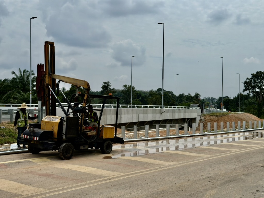 Guardrail installation equipment