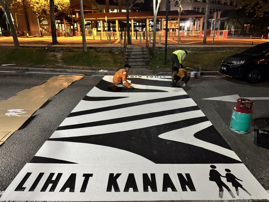 Preformed pedestrian crossing layout with LIHAT KANAN lettering